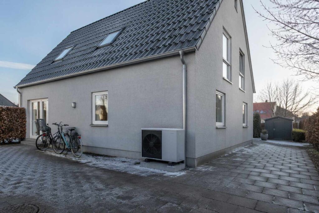 Luft til vand-varmepumpe ved dansk familiehus med fokus på støjniveau og vinterdrift