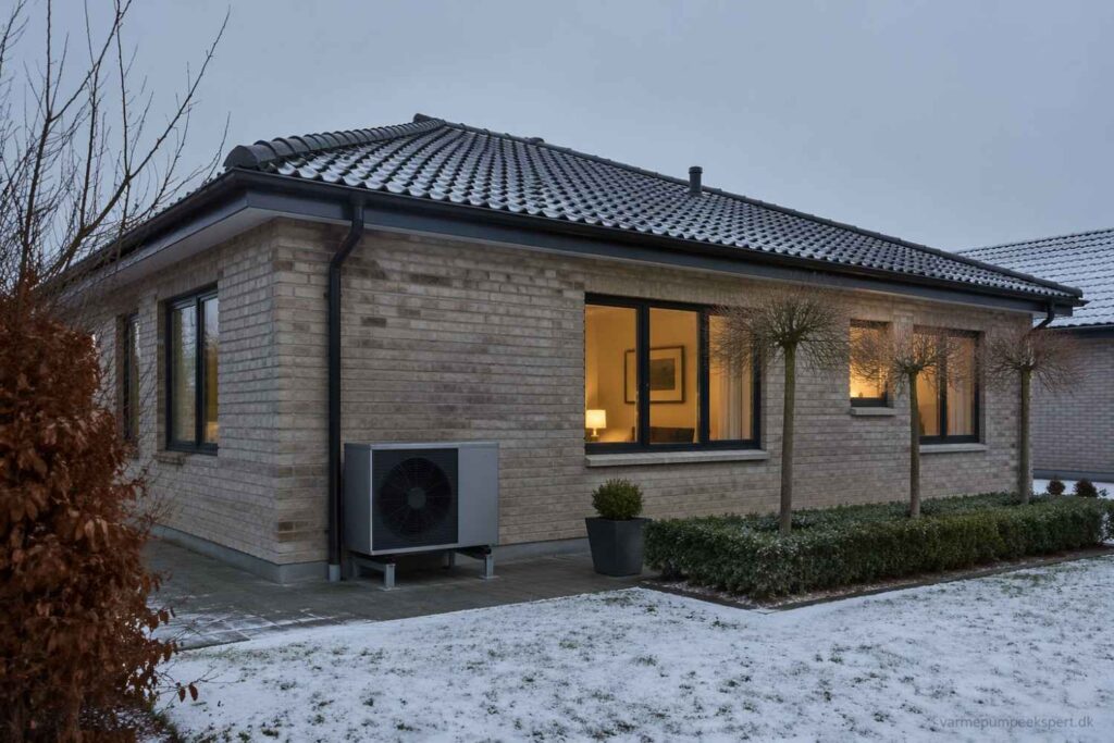 Luft til vand-varmepumpe ved dansk helårshus med eksisterende radiatoropvarmning og energieffektiv varmeløsning.